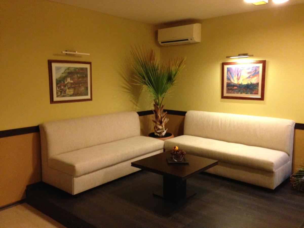Park Hotel Stratesh โลเวช ภายนอก รูปภาพ