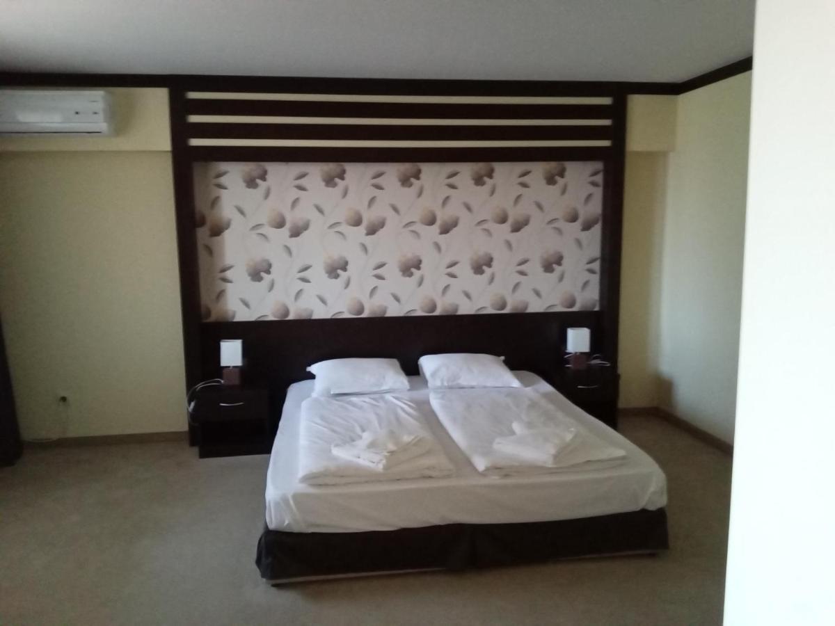 Park Hotel Stratesh โลเวช ภายนอก รูปภาพ